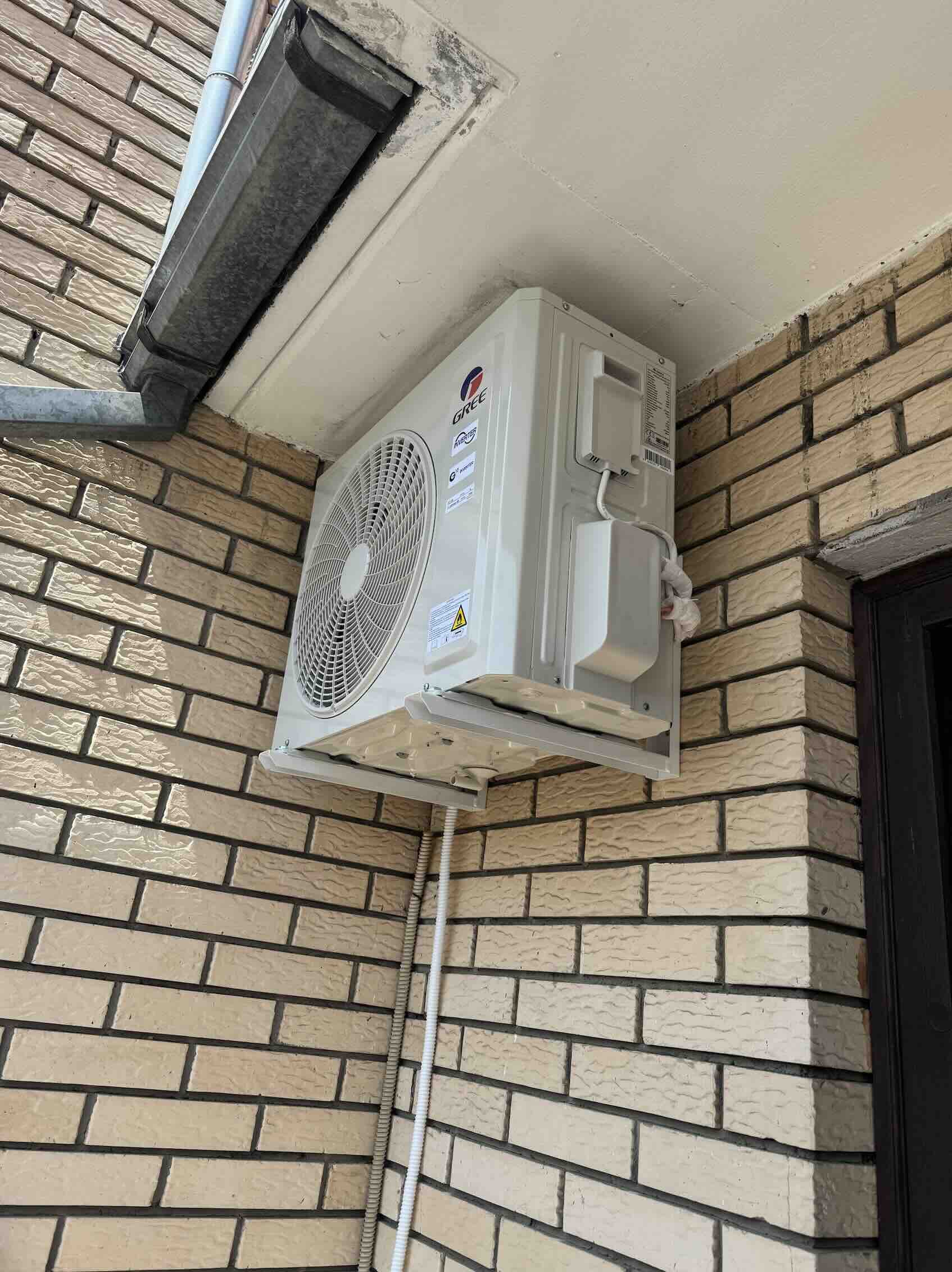 picture of air conditioner installation